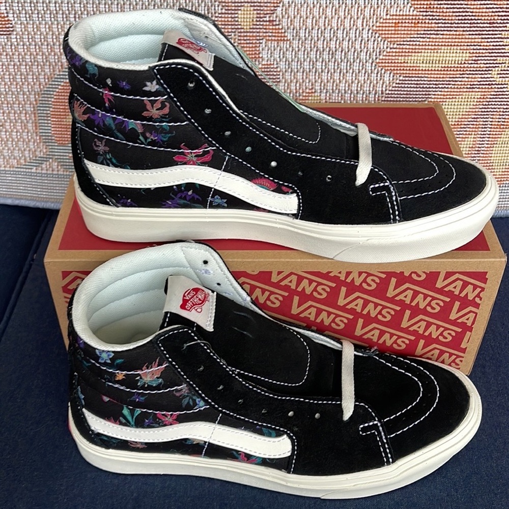 Vans Comfycush Sk8-Hi
Fatal Floral Black
VNOA7TNOBLK
WMNS sneakers - - Picture 2 of 16